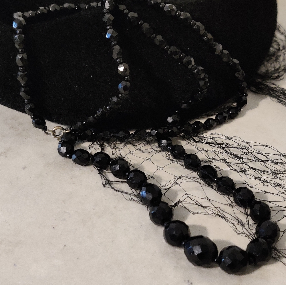 Elegant vintage French Jet Black Beaded Necklace - Picture 3 of 11